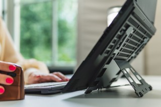 Laptopständer: Unverzichtbar an einem ergonomischen Arbeitsplatz